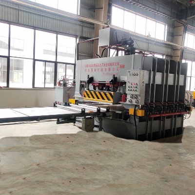 ��ɭ�Ɯy����ľ�ΰ�Һ���Cе